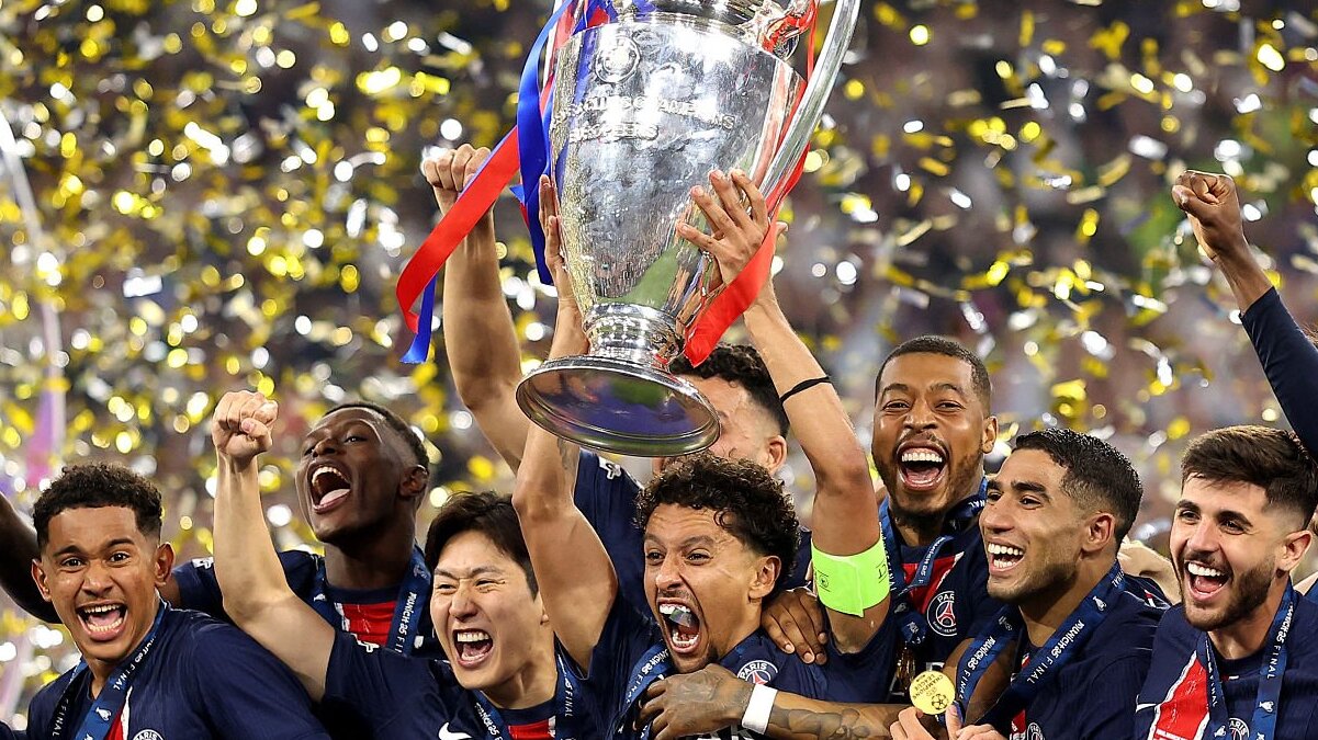 Penasihat olahraga Paris Saint-Germain Luis Campos saat memantau aktivitas tim