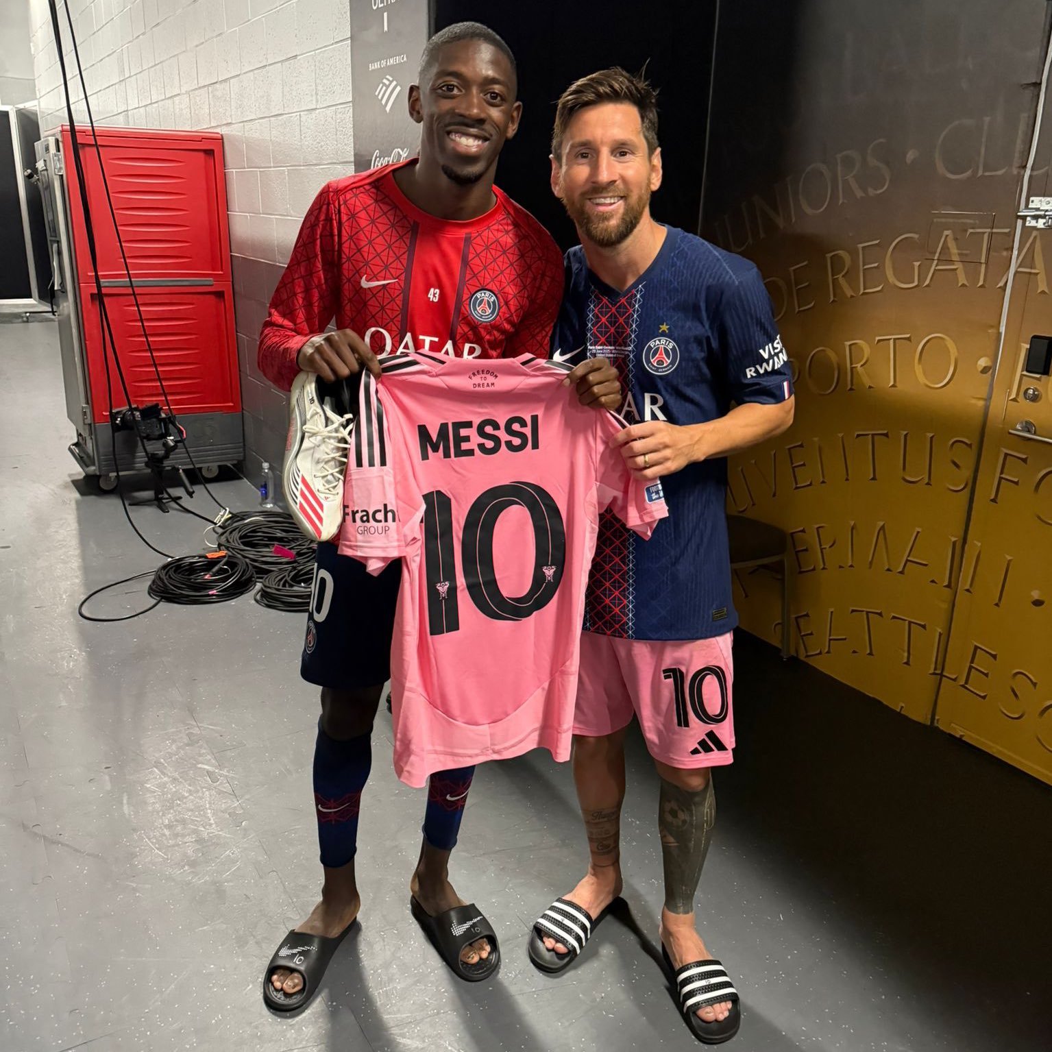 Dembele dan Messi Saling Tukar Jersey Usai Laga 16 Besar Piala Dunia Antarklub