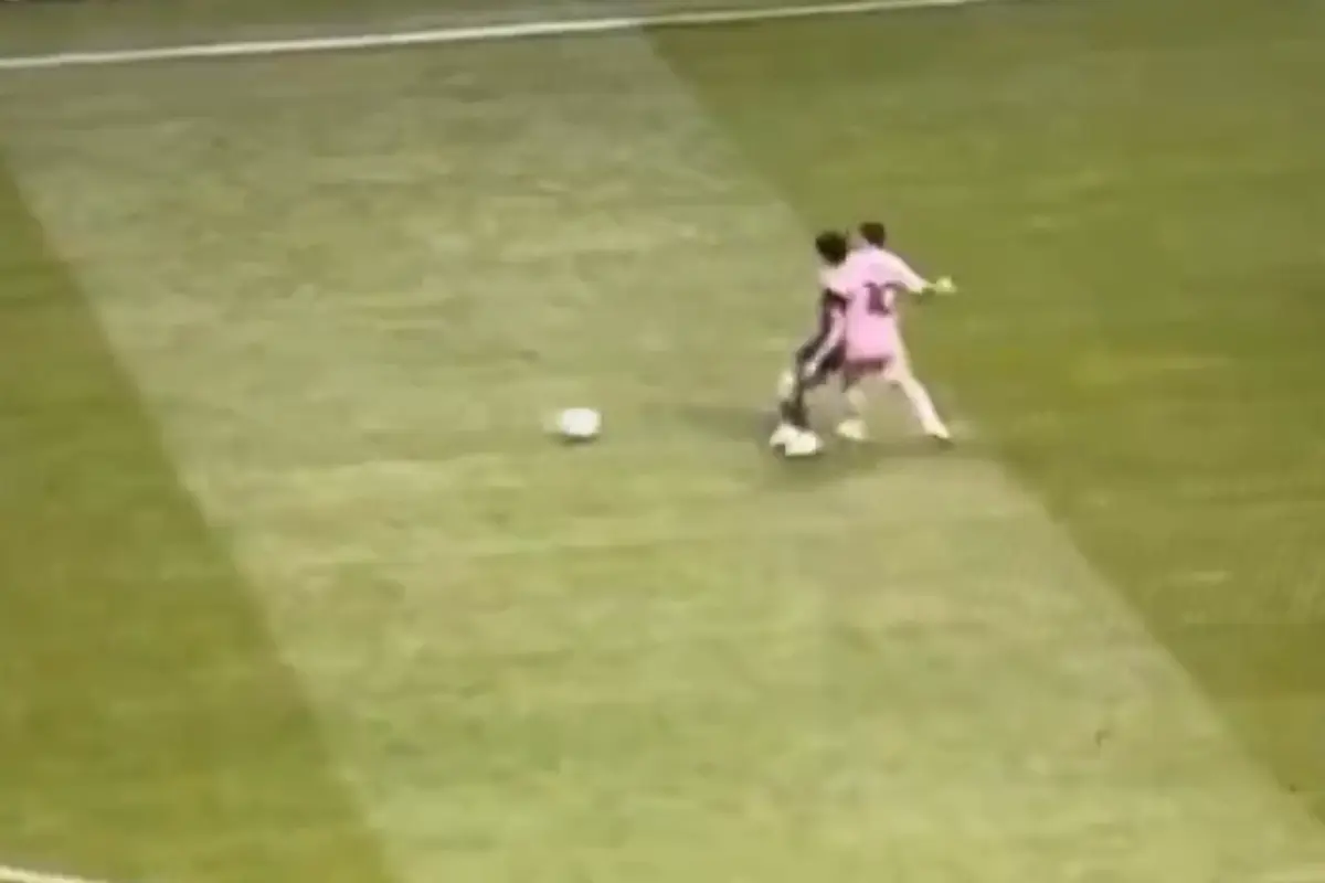 VIDEO Messi Hampir Memukul Kepala Vitinha di Laga Piala Dunia Antarklub 2025